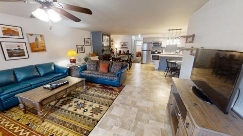 Red River Apartamento | Ski View 10 - On Main Street - WiFi - Cable - Fireplace - Trailer Parking In Back - Patio with Gas Grill