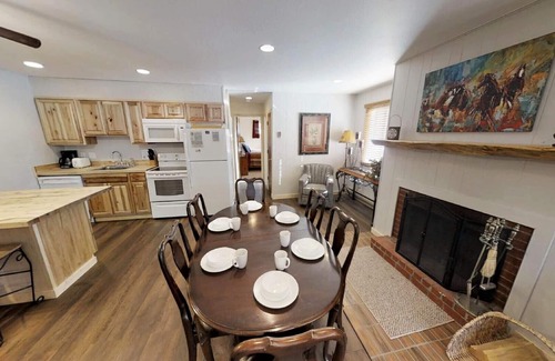 Red River Condominio | En la calle principal, WIFI, cable, patios al aire libre W / parrillas de gas
