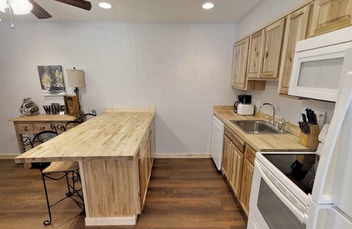 Red River Condominio | En la calle principal, WIFI, cable, patios al aire libre W / parrillas de gas