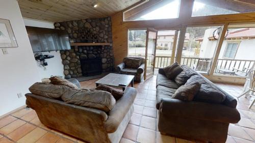 Red River Casa | Ski View Chalet - WiFi - Fireplace - Washer - Dryer - Grill - Fire Pit