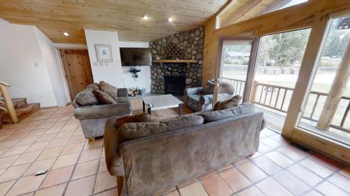 Red River Casa | Ski View Chalet - WiFi - Fireplace - Washer - Dryer - Grill - Fire Pit