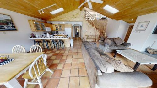 Red River Casa | Ski View Chalet - WiFi - Fireplace - Washer - Dryer - Grill - Fire Pit