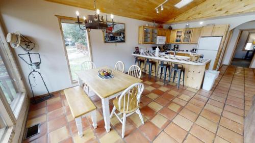 Red River Casa | Ski View Chalet - WiFi - Fireplace - Washer - Dryer - Grill - Fire Pit