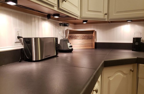 Sandy Casa | SkiBum Paradise w/fireplace & large fenced yard (pet friendly!)