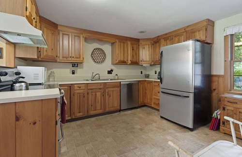 Bridgton Casa | Skiing, Shopping, Hiking, Snowmobiling -- on the water, cozy house