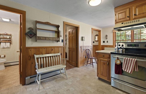 Bridgton Casa | Skiing, Shopping, Hiking, Snowmobiling -- on the water, cozy house
