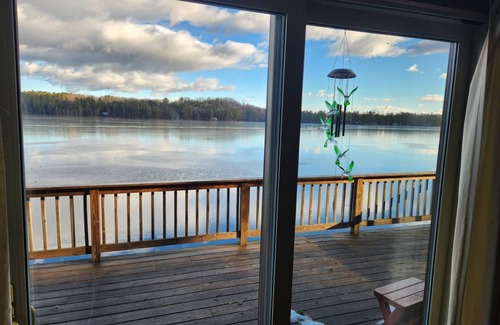 Bridgton Casa | Skiing, Shopping, Hiking, Snowmobiling -- on the water, cozy house