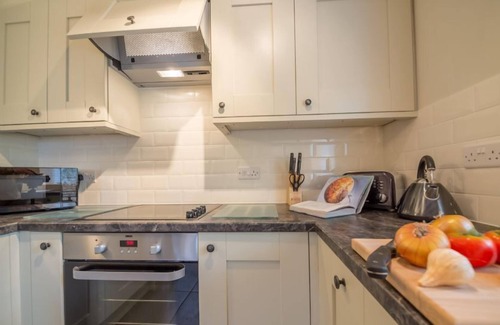 North Creake Cabaña | Una casa tradicional de ladrillos y pedernal, recientemente renovada para brindar un alojamiento moderno para hasta seis personas. La casa está bellamente presentada, con la fantástica adición de una sala de jardín enmarcada en roble que conduce al jar...