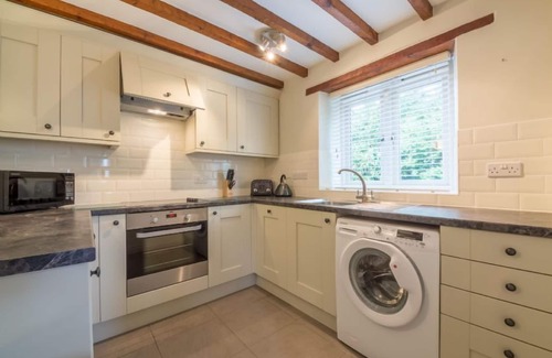 North Creake Cabaña | Una casa tradicional de ladrillos y pedernal, recientemente renovada para brindar un alojamiento moderno para hasta seis personas. La casa está bellamente presentada, con la fantástica adición de una sala de jardín enmarcada en roble que conduce al jar...