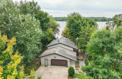 Mosinee Cabina | Skipping Rock Retreat, Mosinee WI Completely updated lakefront get-away.