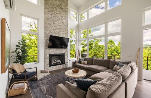 Young Harris Casa | Skips Hideaway 4br Fall Retreat Hot Tub Dog