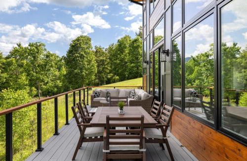 Young Harris Casa | Skips Hideaway 4br Fall Retreat Hot Tub Dog