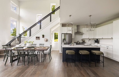 Young Harris Cabina | Skip’s Hideaway: Mountain retreat for 10 with hot tub, game room, double decks, and EV charger.