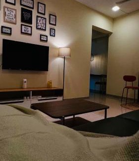 Thane West Apartamento | Sky Escape, Cloud-Level Living