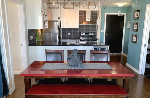 Crosstown Condominio | Sky High 3BR/2BTH - Spectacular Views, Free Parking!
