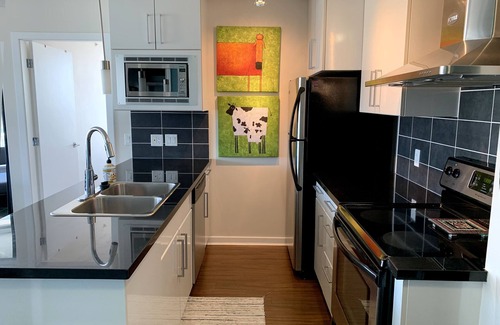 Crosstown Condominio | Sky High 3BR/2BTH - Spectacular Views, Free Parking!