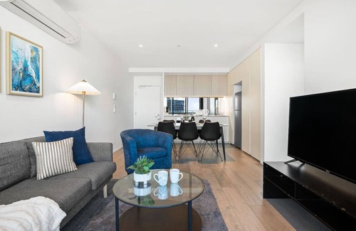 Docklands Apartamento | Sky-High Docklands | Waterfront 2BR w/Gym & Pool