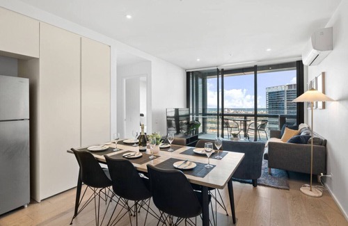Docklands Apartamento | Sky-High Docklands | Waterfront 2BR w/Gym & Pool