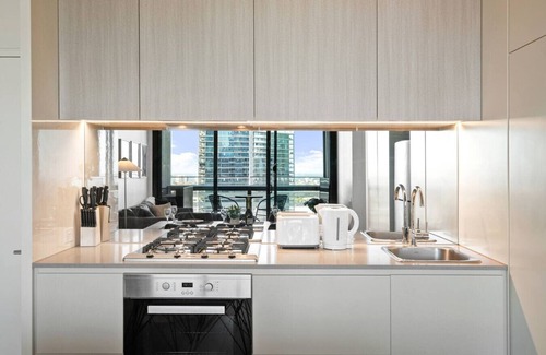 Docklands Apartamento | Sky-High Docklands | Waterfront 2BR w/Gym & Pool