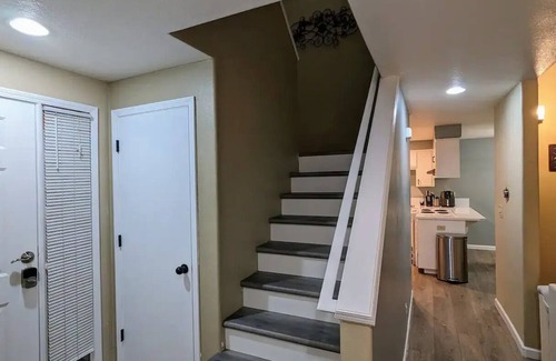 Beaverton Casa | Sky-High Foyer & Spa Retreat
