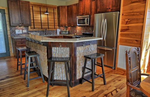 West Jefferson Cabina | Sky High-Open for Bookings! Views, Hot Tub, Game Room, Wi-Fi