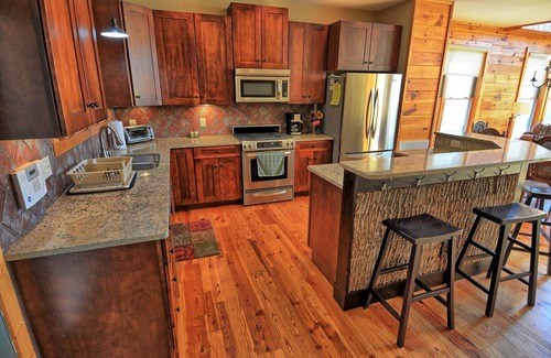 West Jefferson Cabina | Sky High-Open for Bookings! Views, Hot Tub, Game Room, Wi-Fi