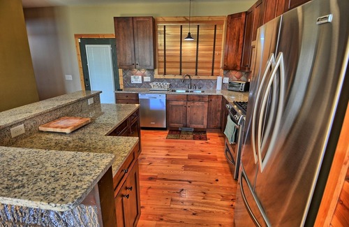 West Jefferson Cabina | Sky High-Open for Bookings! Views, Hot Tub, Game Room, Wi-Fi