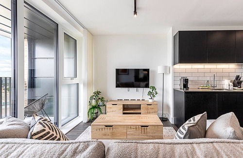 College Park and Old Oak Apartamento | Sky-High Studio with Stunning Views
