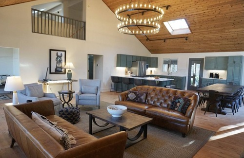 Highlands Casa | Sky Light. Walk to downtown Highlands