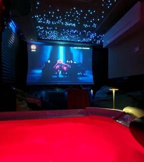 Pomezia Apartamento | Sky Lounge Terrazza di Cesare Luxury Rooftop minipiscina-spa Sala Cinema WIFI parcheggio