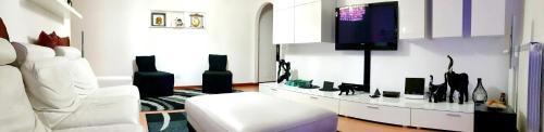 Pomezia Apartamento | Sky Lounge Terrazza di Cesare Luxury Rooftop minipiscina-spa Sala Cinema WIFI parcheggio