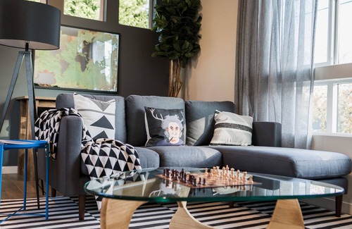 Madrona Apartamento | Sky Mark Lux 2 - Seattle's Best Modern 3BD HomeTel
