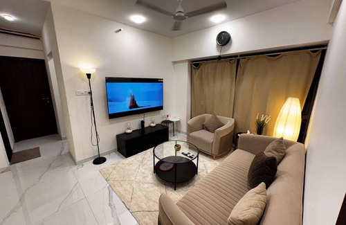 Goregaon West Apartamento | Sky Oasis: Premium 2BHK I 65' TV, AC, High Floor, Andheri West