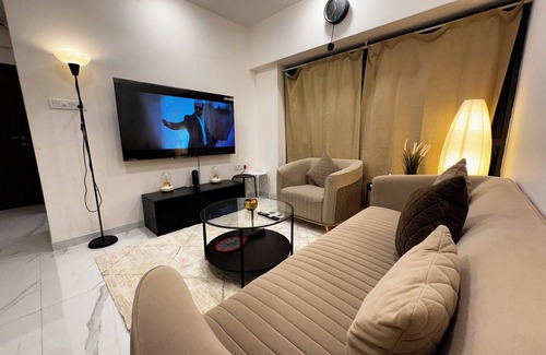 Goregaon West Apartamento | Sky Oasis: Premium 2BHK I 65' TV, AC, High Floor, Andheri West
