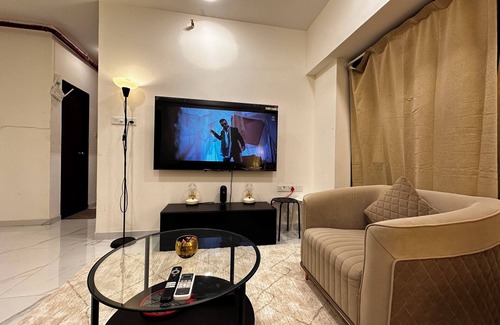 Goregaon West Apartamento | Sky Oasis: Premium 2BHK I 65' TV, AC, High Floor, Andheri West