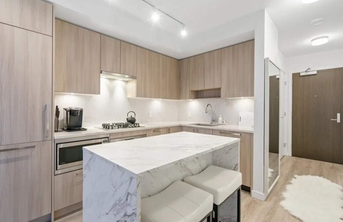 Surrey Condominio | Sky Suite 2BR 1BR Condo in Surreys Tallest Tower! Rooftop Terrace w/ Views