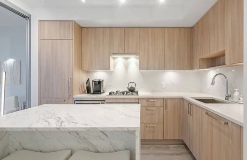 Surrey Condominio | Sky Suite 2BR 1BR Condo in Surreys Tallest Tower! Rooftop Terrace w/ Views