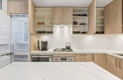 Surrey Condominio | Sky Suite 2BR 1BR Condo in Surreys Tallest Tower! Rooftop Terrace w/ Views