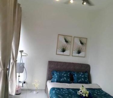 Bukit Indah Apartamento | Sky Trees High Floor 2 Guests Living Room Balcony Nflix Disney Plus B22A