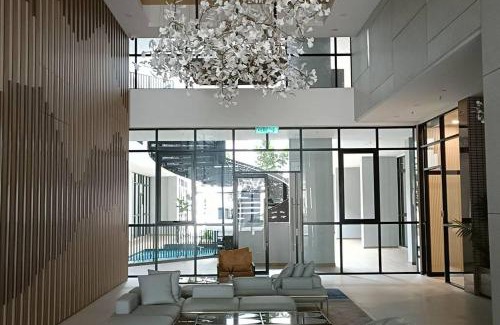 Bukit Indah Apartamento | Sky Trees High Floor 2 Guests Living Room Balcony Nflix Disney Plus B22A
