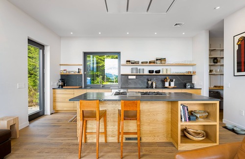 Warren Casa | Sky Zen | House in Warren with ridge line mountain views - dogs welcome