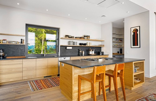 Warren Casa | Sky Zen | House in Warren with ridge line mountain views - dogs welcome