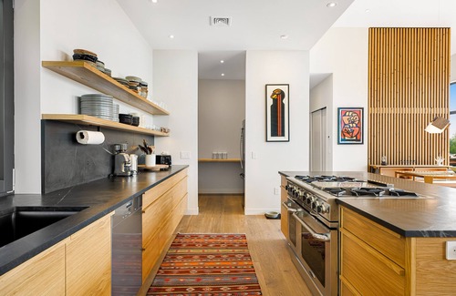 Warren Casa | Sky Zen | House in Warren with ridge line mountain views - dogs welcome