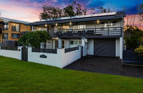 Malua Bay Casa | Skyes Beach House -Views, Spas, Sauna, Arcade Games