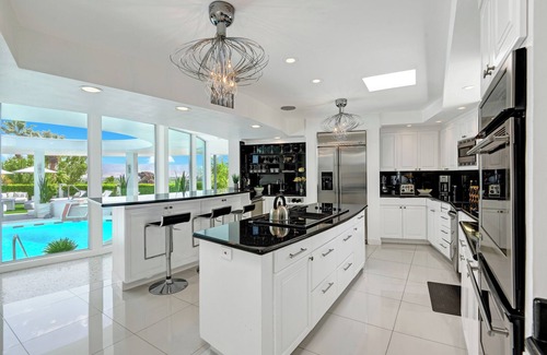 Canyon Corridor Casa | Skyfall House -Stunning secluded, peaceful iconic 3-bedroom home!