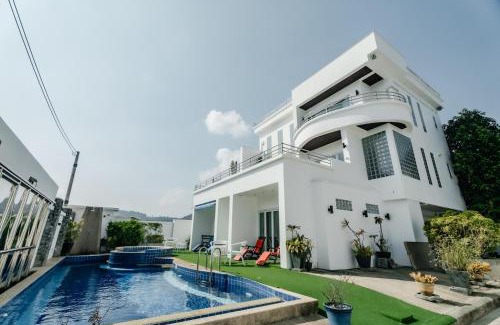 Ban Saiyuan Villa | Skyfall Pool Villa in Rawai