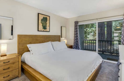 Lake Forest Condominio | Skylandia Escape by Tahoe Mountain Properties