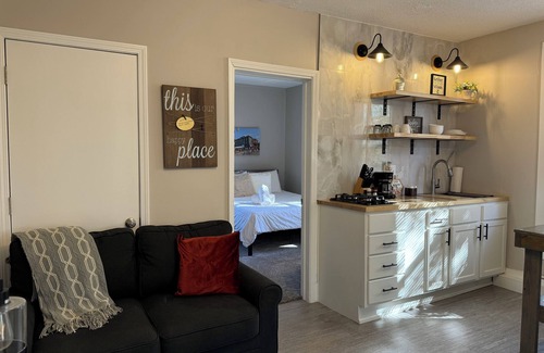 Valparaiso Apartamento | Skylar Comfy 1-bedroom Apartment in Valparaiso University Short Term Stays