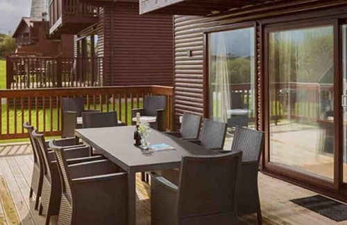 Winnard's Perch Chalet De Esquí | Skylark sleeps 8 private Hot Tub & Dogs welcome Nr Padstow, Resort Pool Bar & Watersports