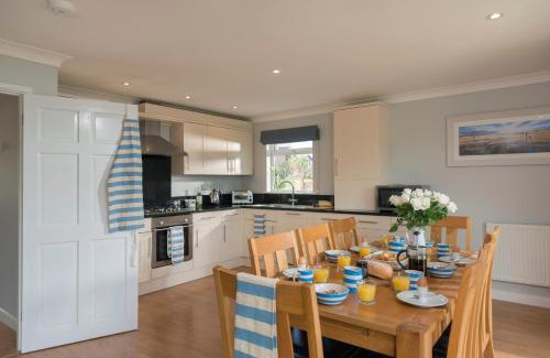 Winnard's Perch Casa | Skylark sleeps 8 private Hot Tub & Dogs welcome Nr Padstow, Resort Pool Bar & Watersports